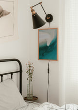 Gerahmtes abstraktes Wandbild mit organischen Formen in Off-White, sanftem Grau und Türkis, mit Anklängen an Küste, Sand und Meer, im modernen reduzierten Stil. Erhältlich auf kudeko.com