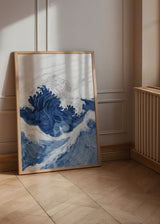 Cuadro decorativo de estilo mar_y_playa y azul colocado en salón, olas marinas vintage en azul, modelo Coastal Waves Vintage III
