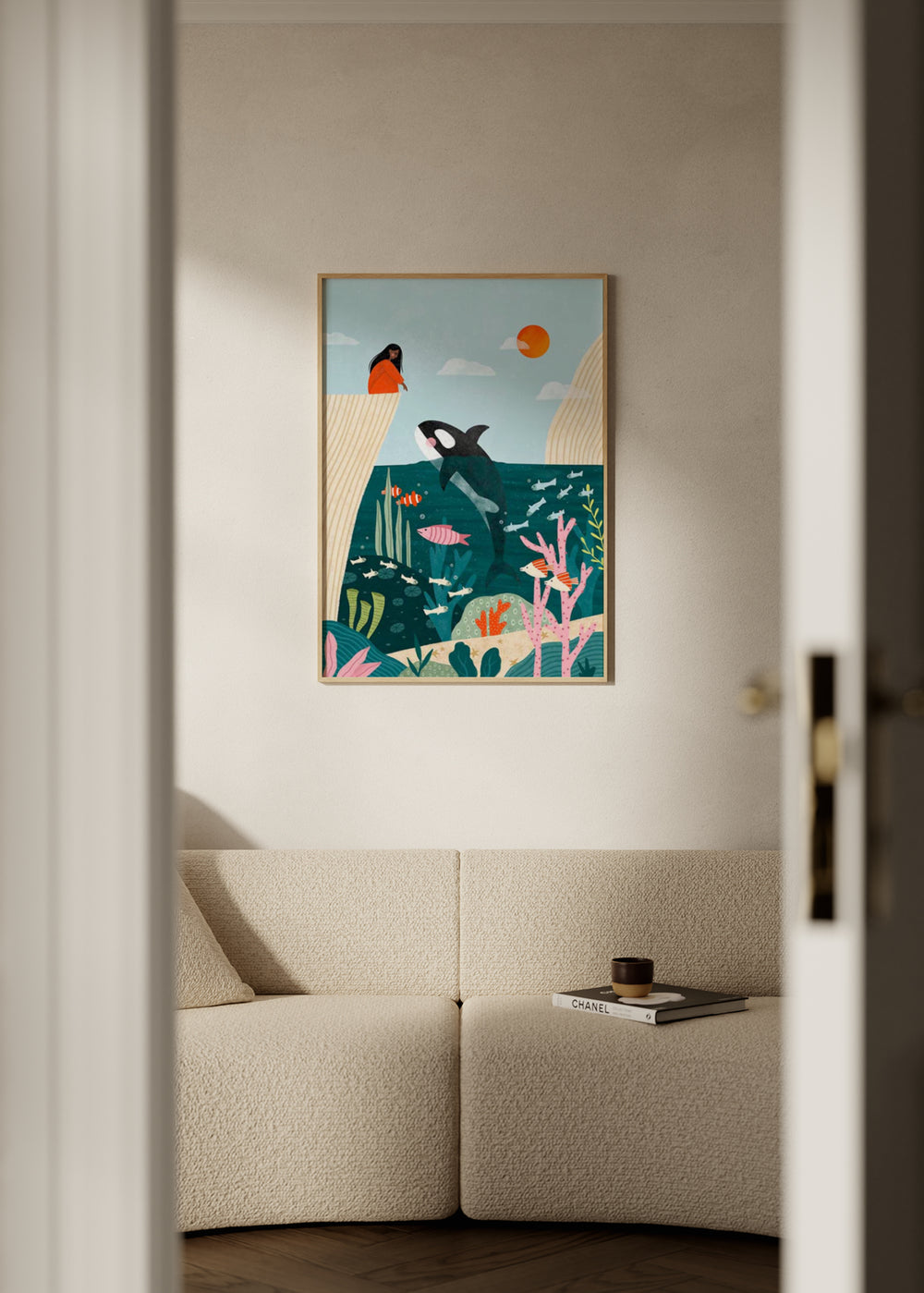 Farbiges illustriertes Wandbild mit springendem Orca im Ozean vor einer Frau auf einer Klippe, Motiv von Bea Muller. Erhältlich auf kudeko.com