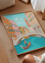 Wandbild mit einer Szene aus Venedig, Gondel auf türkisfarbenem Kanal, weißer Brücke, Campanile und Fassaden in Korall, Pfirsich und Creme, im Illustrationsstil. Erhältlich auf kudeko.com
