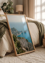 Tableau de la côte de Capri avec falaises blanches, mer bleue, végétation méditerranéenne, formations rocheuses et style photographique lumineux. Disponible sur kudeko.com