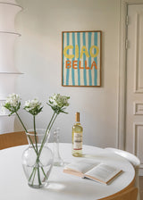 Cuadro decorativo de estilo mar_y_playa y minimalista colocado en cocina, tipografía veraniega inspirada en Italia, modelo Ciao Bella IV