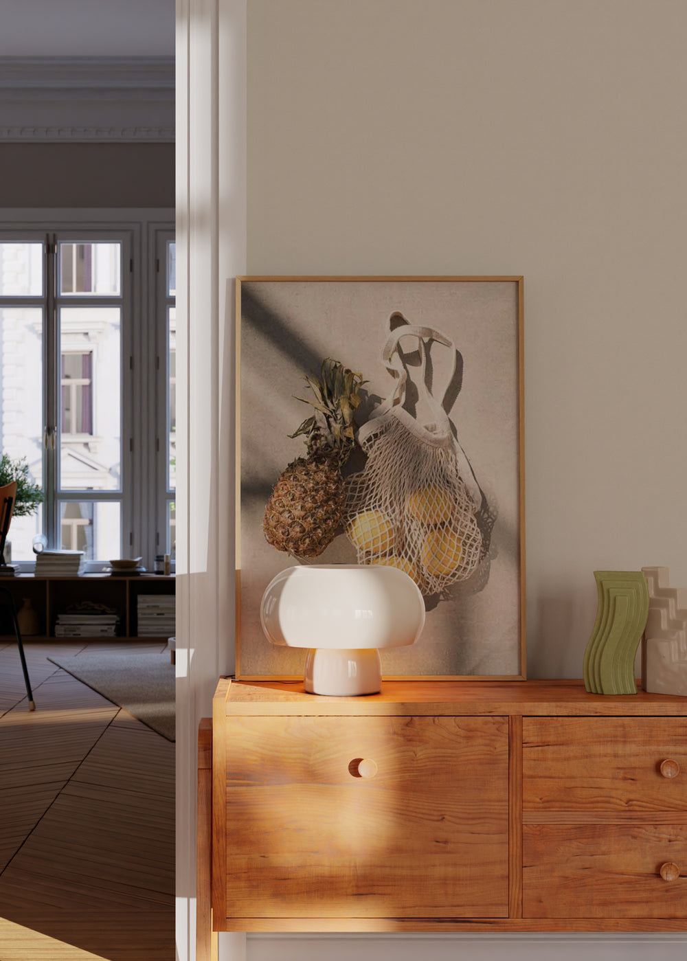 Tableau avec ananas et citrons jaunes dans un sac en filet beige, sur fond clair avec ombres douces, dans un style photographique lumineux et naturel. Disponible sur kudeko.com