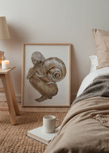 Gerahmtes Wandbild mit kauernder Frauenfigur, weißem Handtuch, großer Meeresmuschel, Beige-, Sand- und sanften Brauntönen, Illustrationsstil auf hellem Hintergrund. Erhältlich auf kudeko.com
