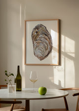 Cuadro decorativo de estilo mar_y_playa y minimalista colocado en salón, ostra en acuarela de estilo costero, modelo Coastal Art Brown IX