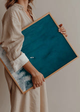 Cuadro decorativo de estilo mar_y_playa y minimalista colocado en salón, fotografía aérea del mar con surfista, modelo El mar mi refugio VI