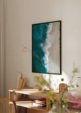 Cuadro decorativo de estilo mar_y_playa y minimalista colocado en salón, fotografía aérea de mar y playa, modelo El mar mi refugio VII
