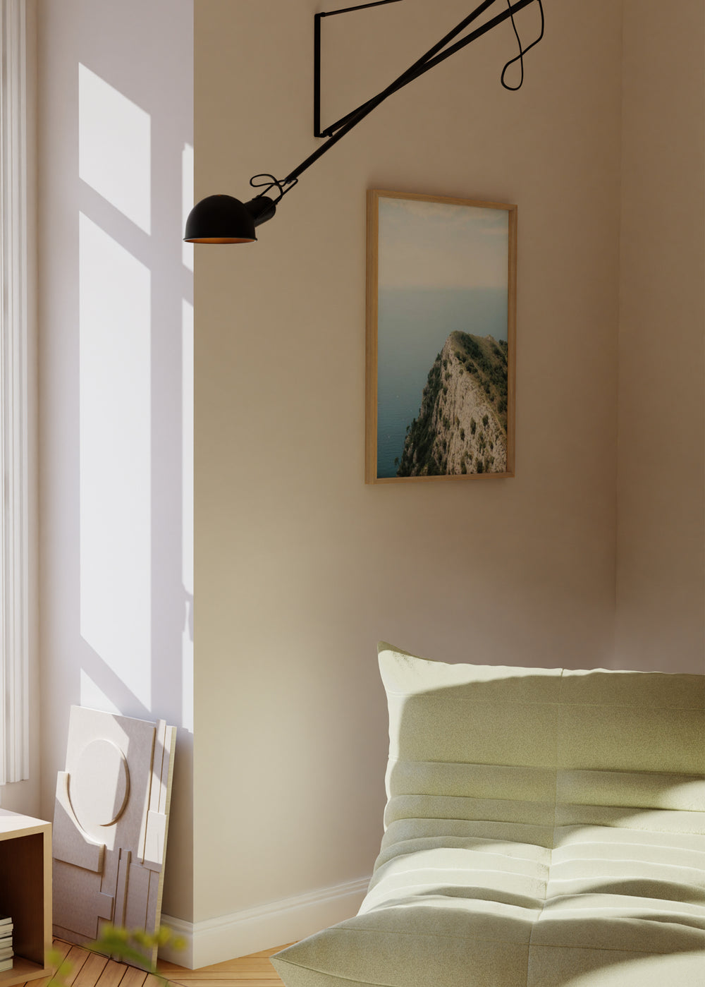 Wandbild mit mediterraner Klippe über blauem Meer, hellem Gestein, lockerer Vegetation, sanftem Horizont und lichtvollem fotografischem Stil. Erhältlich auf kudeko.com