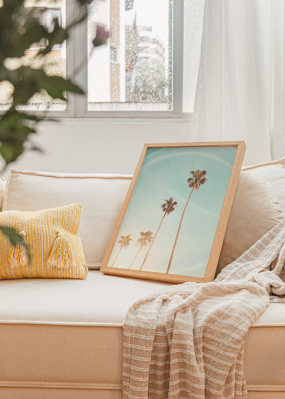 Cuadro decorativo de estilo mar_y_playa y minimalista colocado en salón, palmeras californianas bajo cielo pastel, modelo Sunny Cali Palm Tree