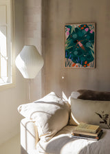 Quadro ilustrado colorido de mulher a flutuar num lago com nenúfares e peixes koi, imagem de Bea Muller. Disponível em kudeko.com