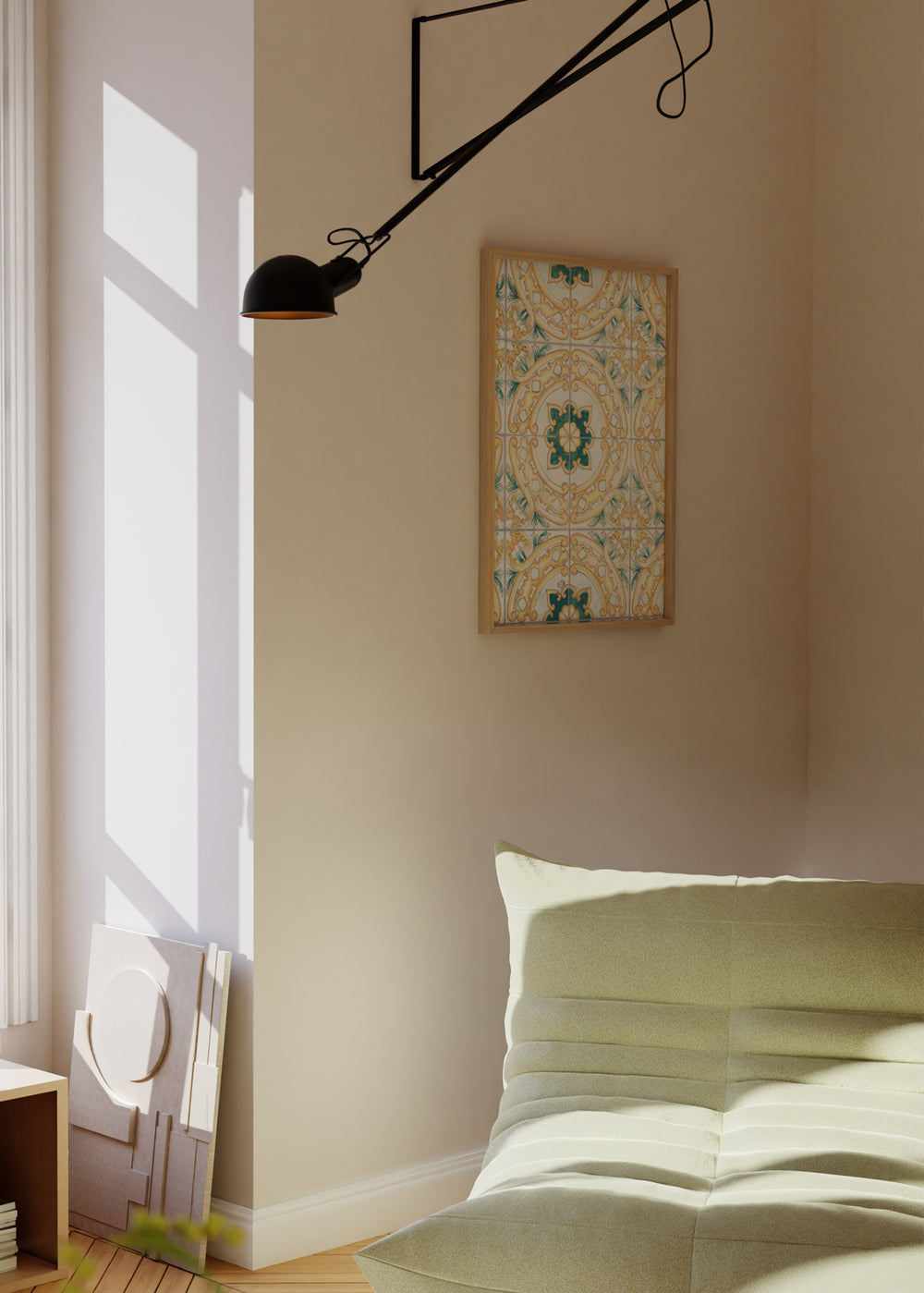Wandbild mit symmetrischem Muster aus ornamentalen Fliesen, pflanzlichen Details, kreisförmigen Formen in Creme, Senfgelb und Blaugrün, im dekorativen Vintage-Stil. Erhältlich auf kudeko.com
