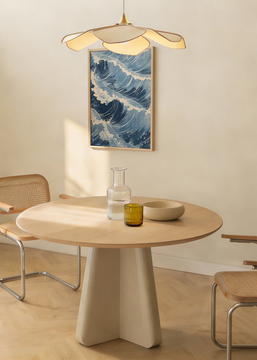 Gerahmtes Wandbild mit bewegten Meereswellen, weißer Gischt, tiefen Blautönen, hellem Himmelblau, cremigen Nuancen und Vintage-Stil. Erhältlich auf kudeko.com