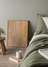 Tableau abstrait avec textures douces, formes diffuses, beige, rose pêche, crème et vert clair, dans un style abstrait aérien et harmonieux. Disponible sur kudeko.com