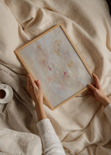 Cuadro decorativo de estilo minimalista y abstracto colocado en dormitorio, abstracto etéreo en tonos blush, modelo Ethereal Blush Abstract