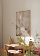 Quadro emoldurado de flores abstratas em tons bege, creme, areia e cinza suave, com composição vaporosa e estilo floral delicado de formas suaves. Disponível em kudeko.com
