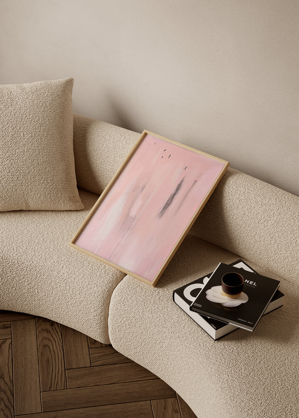 Wandbild abstrakt mit rosafarbenem Hintergrund und minimalistischen Details in Schwarz und Weiß, kudeko.com. Erhältlich auf kudeko.com