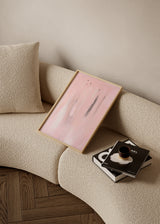 Cuadro decorativo de estilo minimalista y abstracto colocado en dormitorio, composición abstracta en rosa pastel, modelo Pastel Abstract Pink II