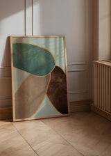 Cuadro decorativo de estilo minimalista y abstracto colocado en salón, composición abstracta de formas orgánicas con detalles dorados, modelo Abstract Circles With Gold 3