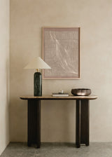 Cuadro decorativo de estilo minimalista y abstracto colocado en salón, líneas abstractas orgánicas en tonos beige, modelo Abstract Irregular Lines