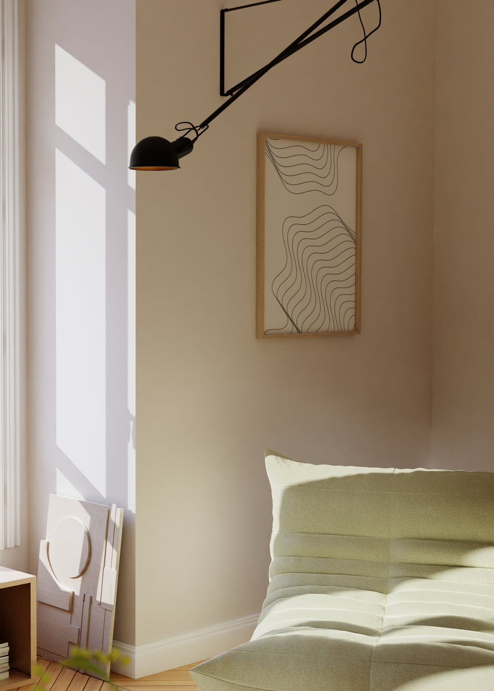 Gerahmtes Wandbild mit schwarzen wellenförmigen Linien und geschwungenen Formen auf hellbeigem Hintergrund, abstrakt, minimalistisch und in klarer zeitgenössischer Gestaltung. Erhältlich auf kudeko.com