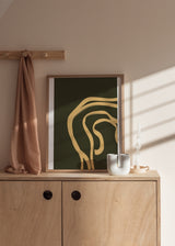 Cuadro decorativo de estilo minimalista y abstracto colocado en salón, formas sinuosas abstractas en tonos oliva y beige, modelo Abstract Sinuous Shapes III