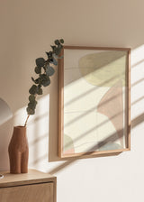 Tableau abstrait avec formes organiques superposées, lignes fines, tons beige, vert sauge, gris doux et rose poudré sur fond crème, style contemporain épuré. Disponible sur kudeko.com