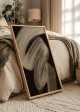 Tableau avec formes abstraites courbes en beige, crème et gris taupe sur fond noir, composition fluide au style abstrait pour une décoration murale contemporaine. Disponible sur kudeko.com