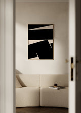 Tableau encadré avec formes angulaires noires et beige clair, fond sombre contrasté et style abstrait moderne pour décoration murale contemporaine. Disponible sur kudeko.com
