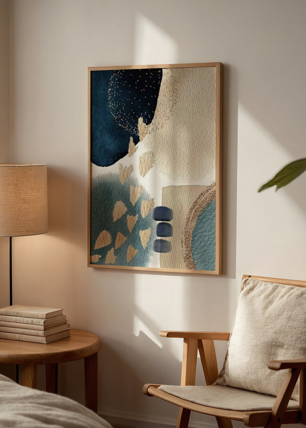 Gerahmtes Wandbild mit abstrakter Komposition aus organischen Formen in Marineblau, Graublau, Weiß, Beige und goldenen Details, im zeitgenössischen abstrakten Stil. Erhältlich auf kudeko.com