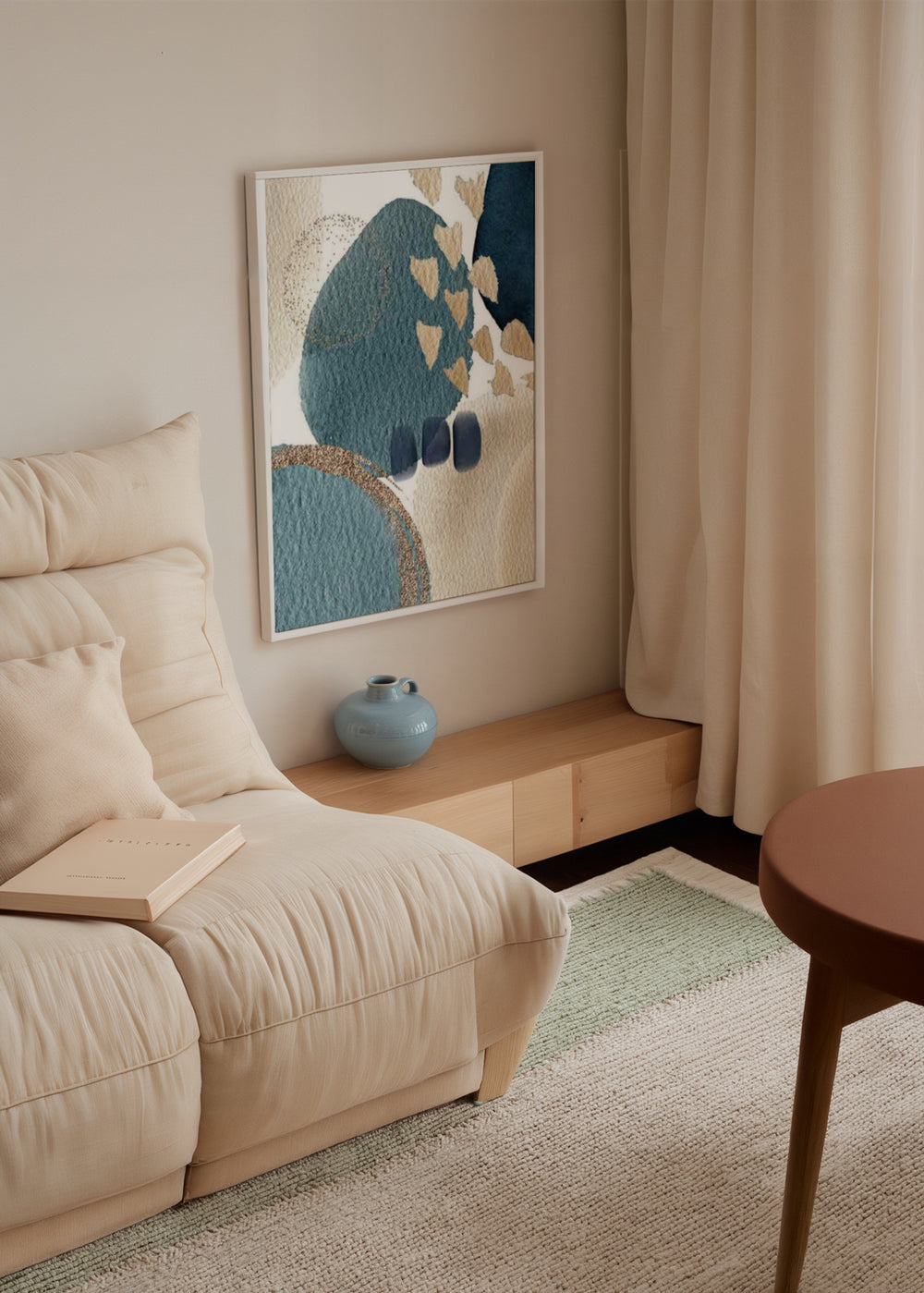 Gerahmtes Wandbild mit abstrakter Komposition aus organischen Formen in Petrolblau, Marineblau, Beige, Off-White und goldenen Details, im ausgewogenen und zeitgenössischen Stil. Erhältlich auf kudeko.com