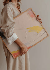 Abstraktes Wandbild mit gestischen Formen in Pudrig-Beige, Koralle, Senfgelb, Schwarz und Grau, im modernen und ausgewogenen Stil für stilvolle Wandgestaltung. Erhältlich auf kudeko.com