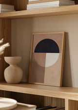 Wandbild mit geometrischer Komposition, geteiltem Kreis und rechteckigen Flächen in Beige, Taupe, Schwarz und Off-White, im klaren modernen Stil. Erhältlich auf kudeko.com