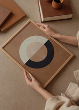 Wandbild mit zentriertem geometrischem Kreis in Erdbraun, Off-White und Schwarz, ausgewogener Komposition und klarem geometrischem Stil für moderne Räume. Erhältlich auf kudeko.com