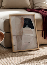 Quadro emoldurado com formas abstratas sobrepostas em bege, areia, branco quebrado e preto, composição geométrica e estilo contemporâneo depurado. Disponível em kudeko.com