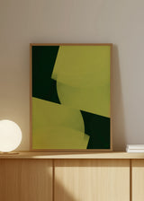 Tableau abstrait géométrique dans des tons verts et jaunes avec cadre noir, kudeko.com. Disponible sur kudeko.com