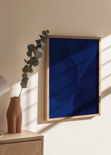 Tableau abstrait bleu foncé avec formes organiques et cadre noir, style décoratif moderne pour le salon. Disponible sur kudeko.com