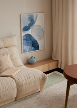Cuadro decorativo de estilo minimalista y abstracto colocado en salón, formas orgánicas en acuarela azul costera, modelo Coastal Blue Shapes II