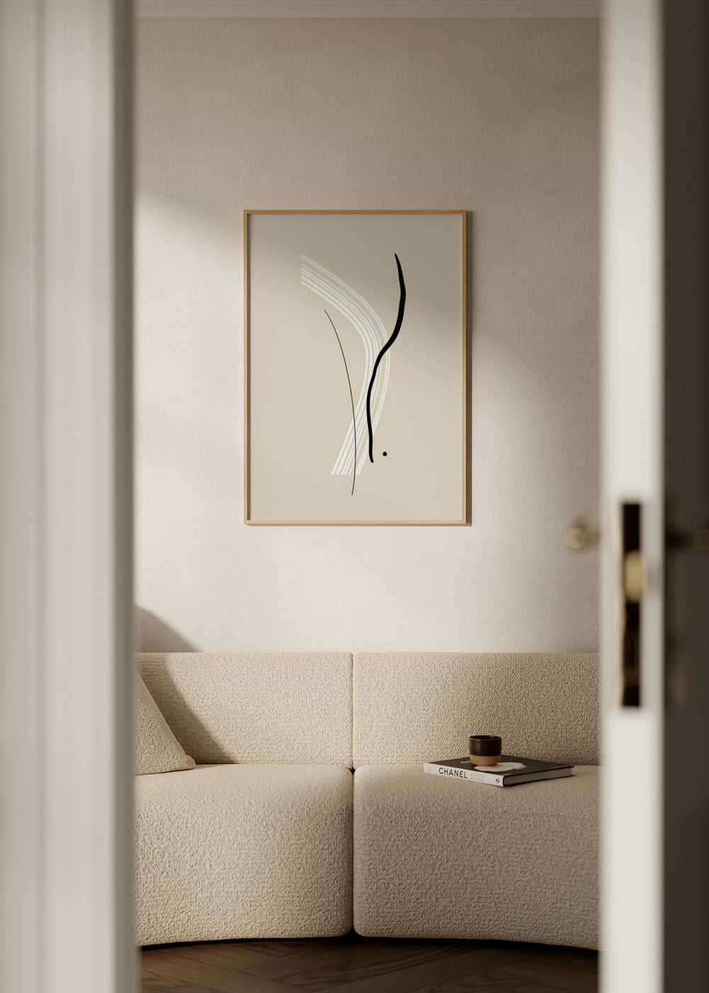 Gerahmtes Wandbild mit schwarzen und weißen geschwungenen Linien auf beigem Hintergrund, abstrakten organischen Formen, sanftem Kontrast und minimalistischem Stil. Erhältlich auf kudeko.com
