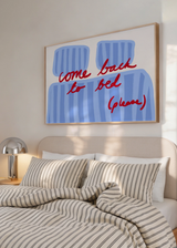 Cuadro decorativo de estilo minimalista y abstracto colocado en salón, Composición tipográfica abstracta en azul y rojo, modelo Cozy Invitation