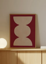 Cuadro decorativo de estilo minimalista y abstracto colocado en salón, composición geométrica curva en rojo y beige, modelo Curved Symmetry