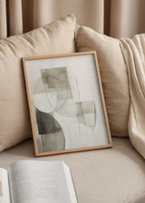 Quadro com composição abstrata de formas geométricas suaves, sobreposições translúcidas, linhas curvas finas e tons de bege, cinzento, branco pérola e preto, de estilo contemporâneo depurado. Disponível em kudeko.com
