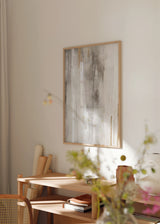 Quadro com composição abstrata em branco partido, cinzento suave, bege claro e detalhes dourados verticais, num estilo abstrato clean e luminoso. Disponível em kudeko.com