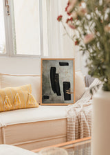 Wandbild mit schwarzen abstrakten Formen, feinen geschwungenen Linien, grau strukturiertem Hintergrund, goldenen Details und modernem Stil. Erhältlich auf kudeko.com