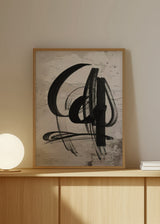 Cuadro decorativo de estilo minimalista y abstracto colocado en salón, composición abstracta en blanco y negro con trazos gestuales, modelo Doodle Veris Collection III