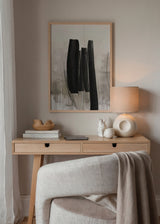 Quadro abstrato emoldurado com formas pretas alongadas, fundo bege acinzentado, linhas curvas finas e composição sóbria de estilo contemporâneo. Disponível em kudeko.com
