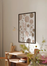 Gerahmtes Wandbild mit abstrakten überlagerten Kreisen in Beige, Sand, Taupe und Braun auf weißem Hintergrund, fließenden Linien und ausgewogener zeitgenössischer Gestaltung. Erhältlich auf kudeko.com