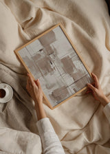Tableau avec composition abstraite de blocs beige, sable et gris doux, fines lignes noires, traits gestuels et fond clair, dans un style abstrait épuré. Disponible sur kudeko.com