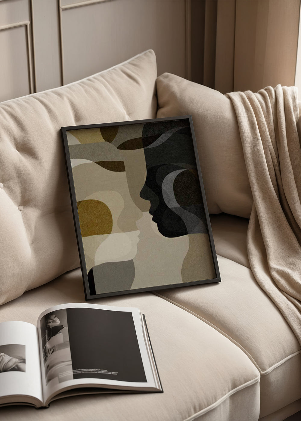 Cuadro decorativo de estilo minimalista y abstracto colocado en salón, rostros abstractos superpuestos en tonos neutros, modelo Emerging