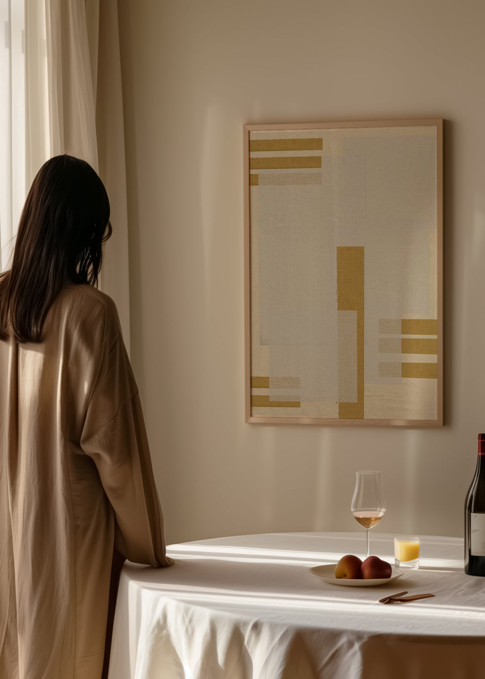 Gerahmtes Wandbild mit abstrakter Komposition aus Rechtecken und Streifen in Beige, Off-White und sanftem Senfgelb, im klaren ausgewogenen Stil. Erhältlich auf kudeko.com