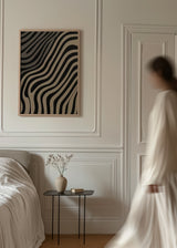 Quadro emoldurado com linhas onduladas pretas e bege, padrão orgânico, contraste marcado e composição de estilo geométrico para decoração de parede contemporânea. Disponível em kudeko.com